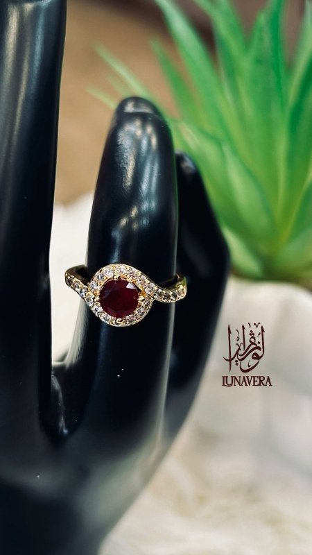 خاتم زركون دائري باللون الاحمر