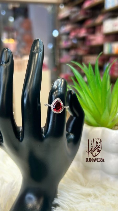 خاتم زركون دمعه باللون الاحمر