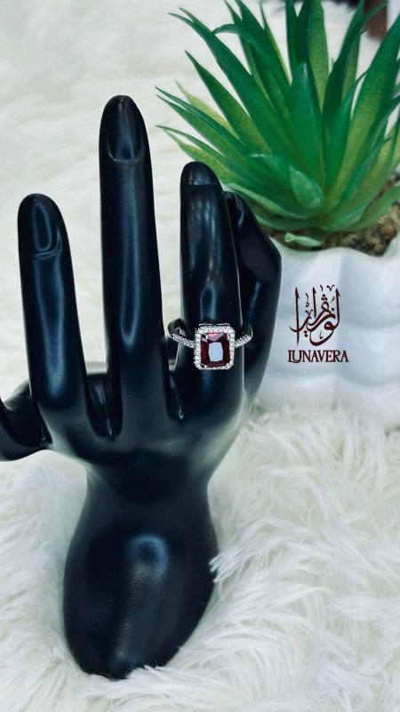 خاتم زركون مربع باللون الاحمر