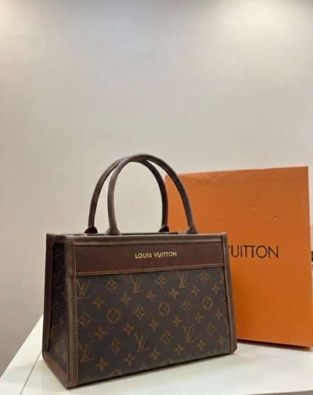 حقيبة Louis Vuitton باللون البني