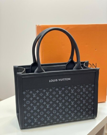 حقيبة Louis Vuitton باللون الاسود