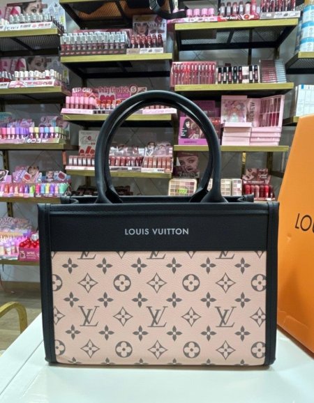 حقيبة Louis Vuitton باللون الوردي