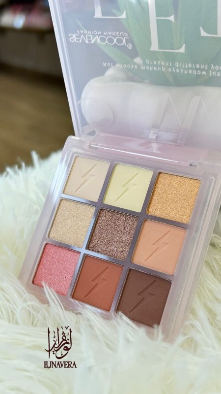 ظلال عيون بالوان هادئة